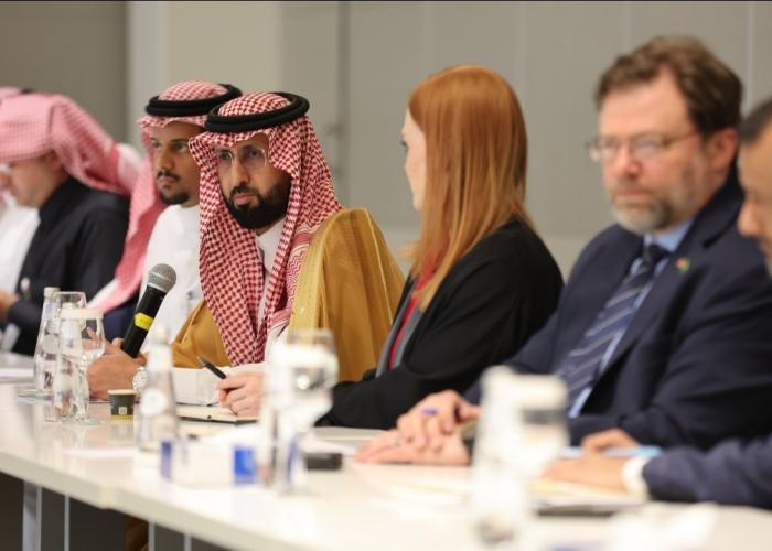 معالي الرئيس التنفيذي للهيئة العامة للغذاء والدواء، الأستاذ الدكتور هشام بن سعد الجضعي، بالرياض، مع وفد يضم نحو 40 ممثلًا عن شركات طبية أمريكية، فرص الاستثمار في القطاع الصحي بالمملكة.   واستعرض معاليه أهم مجالات الاستثمار المتاحة في القطاع الصحي بالمملكة، مشددًا على التزام الهيئة بتطوير البيئة الاستثمارية، وتمكين الشركات المتخصصة في المجال الطبي من النمو والتوسع، إلى جانب استعراض الأنظمة والتشريعات التنظيمية المعمول بها في المملكة، وآليات دعم الاستثمار في القطاع الصحي.   ويأتي هذا اللقاء في إطار جهود الهي