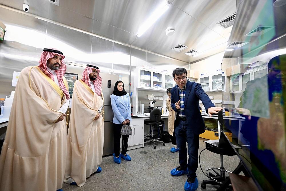 رئيس "هيئة الغذاء والدواء" يبحث تعزيز التعاون مع عدد من المسؤولين الصينيين في بكين
