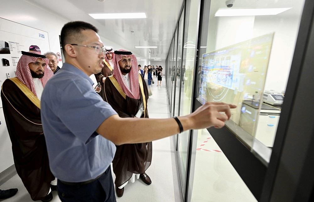 رئيس "الغذاء والدواء" يزور معهد شنجن للمراقبة على الأدوية وعدد من الشركات في التقنية الحيوية ومصانع الأجهزة الطبية