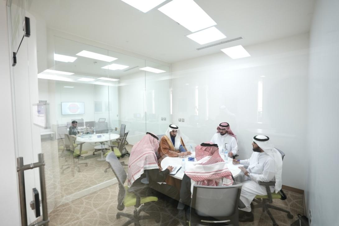 رئيس "الغذاء والدواء" يتفقد فرع الهيئة بالشرقية ويلتقي ممثلي الشركات والمواطنين المستفيدين من الخدمات