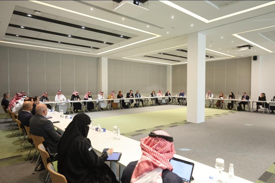  معالي الرئيس التنفيذي للهيئة العامة للغذاء والدواء، الأستاذ الدكتور هشام بن سعد الجضعي، بالرياض، مع وفد يضم نحو 40 ممثلًا عن شركات طبية أمريكية، فرص الاستثمار في القطاع الصحي بالمملكة.   واستعرض معاليه أهم مجالات الاستثمار المتاحة في القطاع الصحي بالمملكة، مشددًا على التزام الهيئة بتطوير البيئة الاستثمارية، وتمكين الشركات المتخصصة في المجال الطبي من النمو والتوسع، إلى جانب استعراض الأنظمة والتشريعات التنظيمية المعمول بها في المملكة، وآليات دعم الاستثمار في القطاع الصحي.   ويأتي هذا اللقاء في إطار جهود الهي